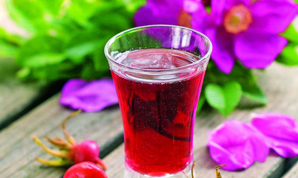 Корисна шипшина: зігріваючий чай і сироп на зиму