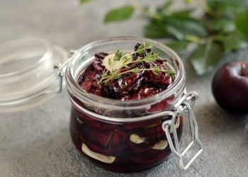 Пікантна закуска: запечені сливи з часником