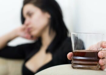 Чи можна лікувати тривогу алкоголем?