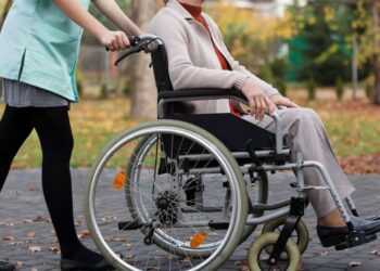 За яких умов до страхового стажу зараховується період догляду за особою з інвалідністю?