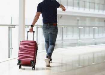 Які документи потрібні для виїзду за кордон чоловіків, заброньованих за підприємствами?