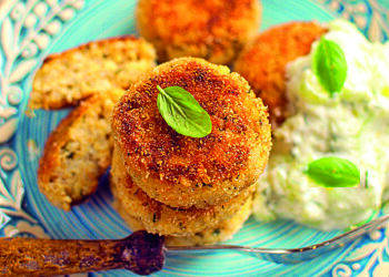 Меню з консервної банки: рибні котлети, юшка та заливний пиріг