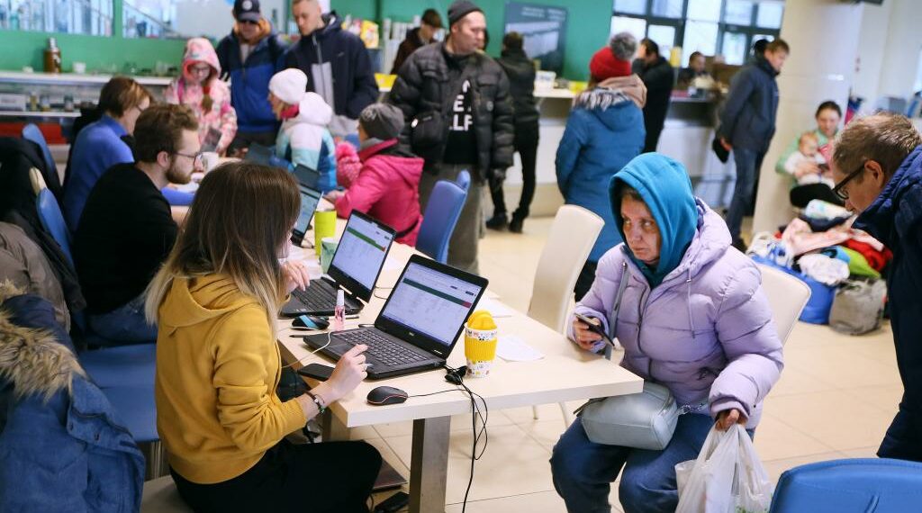 Куди звертатись за допомогою під час війни: виплати ВПО, допомога теплим одягом та гуманітарна, грошові виплати