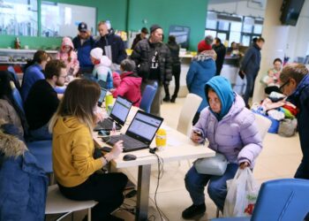 Куди звертатись за допомогою під час війни: виплати ВПО, допомога теплим одягом та гуманітарна, грошові виплати