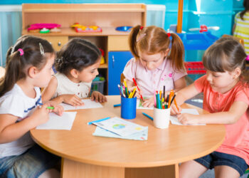 Чи потрібно переселенцям надавати довідку з місця роботи при оформленні дитини в садочок?