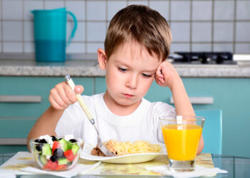 Чим годувати школярів, які вчаться вдома онлайн: поради МОЗ