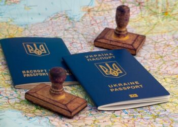 Українці за кордоном і надалі зможуть продовжити термін дії паспортів в консульських установах