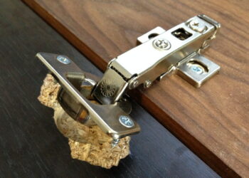 Якщо вирвало петлі з ДСП