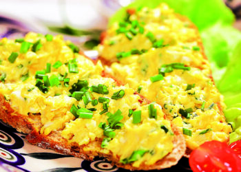 Канапки з яєчно-гірчичним маслом: з’їдять швидше, ніж з ікрою!