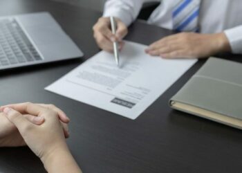 Чи може керівник звільнити працівника, який довгий час відсутній на роботі?