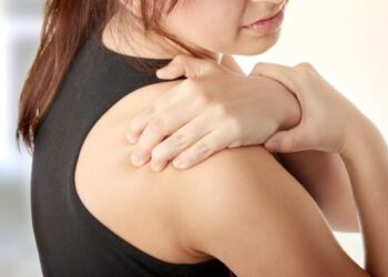 Чому ниє плече?