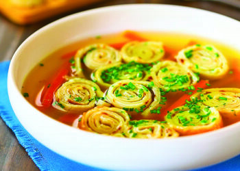 Курячий суп з яєчними млинцями