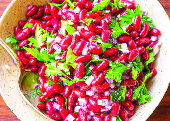 Пісний салат з квасолею