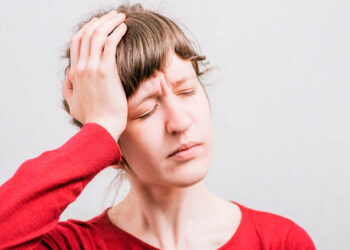 Як позбутися “лещат” головного болю, пояснює невролог