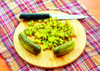 4 салати з солоними огірками