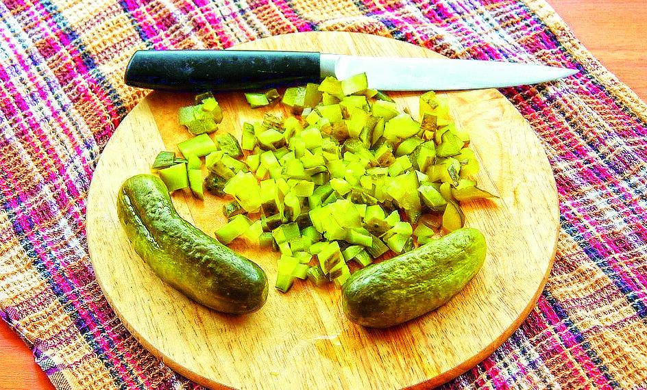 4 салати з солоними огірками