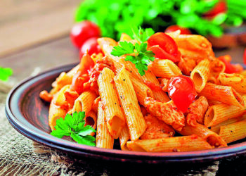 Смажені макарони з курячими сердечками