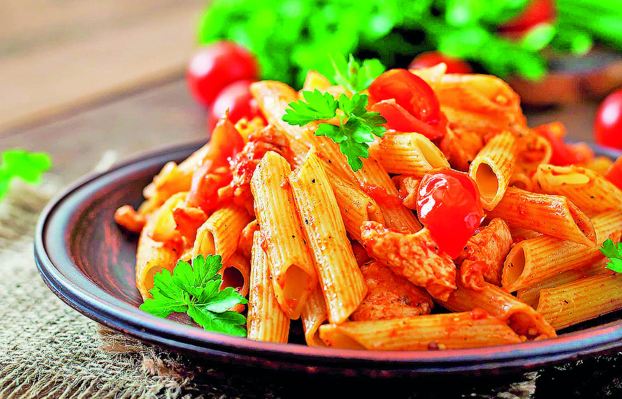 Смажені макарони з курячими сердечками