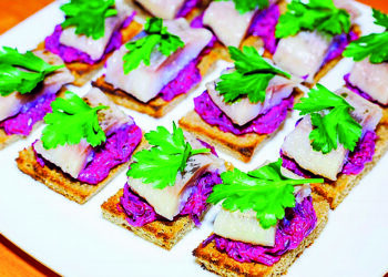 Міні-бутерброди “Оселедець на подушці”