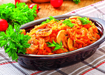 Капуста, тушкована в томаті з грибами