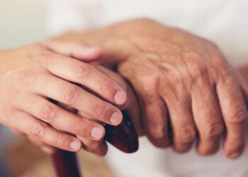 Хвороба Паркінсона: небезпечні симптоми та хто у групі ризику