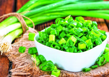 Начинка з яєць та зеленої цибулі: для пиріжків, котлет, налисників, трубочок із лавашу