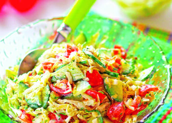 Легкий салат з молодої капусти