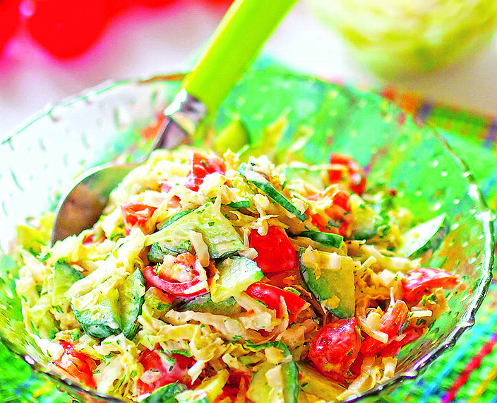 Легкий салат з молодої капусти