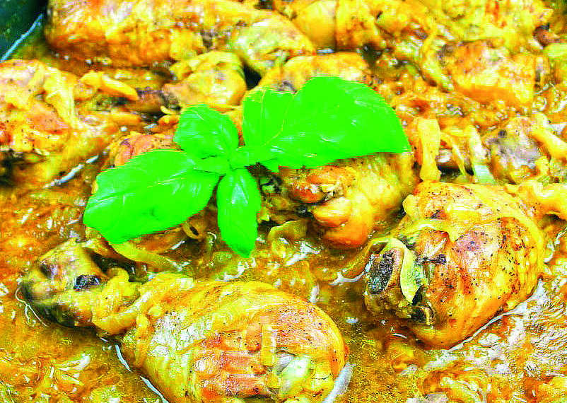 Курочка у сметанно-цибулевому соусі