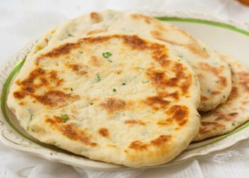 Пляцки на сковороді з сиром і зеленню