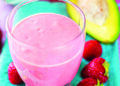 Полуничний коктейль з авокадо