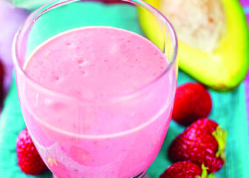 Полуничний коктейль з авокадо