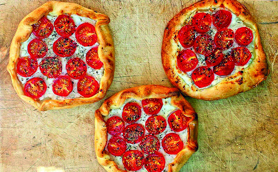 Галети з томатами та вершковим сиром