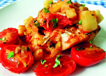 Хек із овочами на сковороді