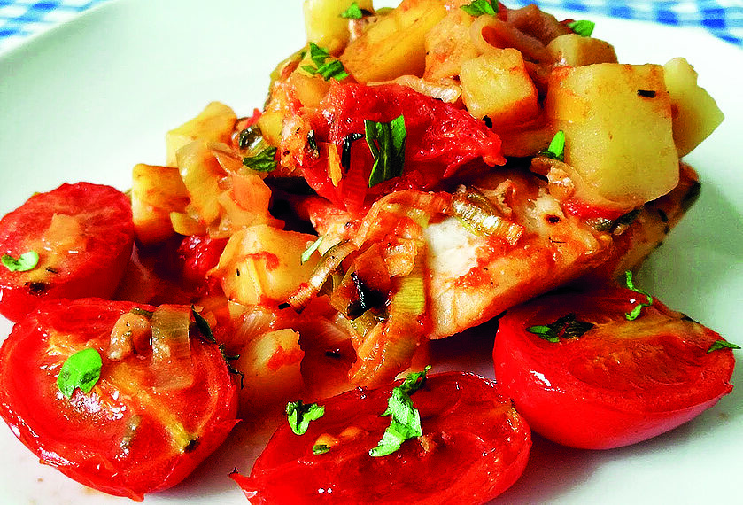 Хек із овочами на сковороді