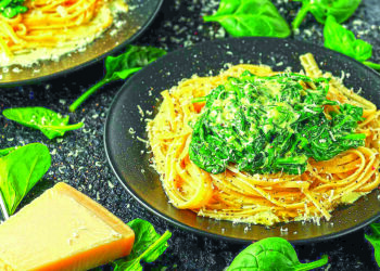 Шпинат у вершковому соусі до макаронів