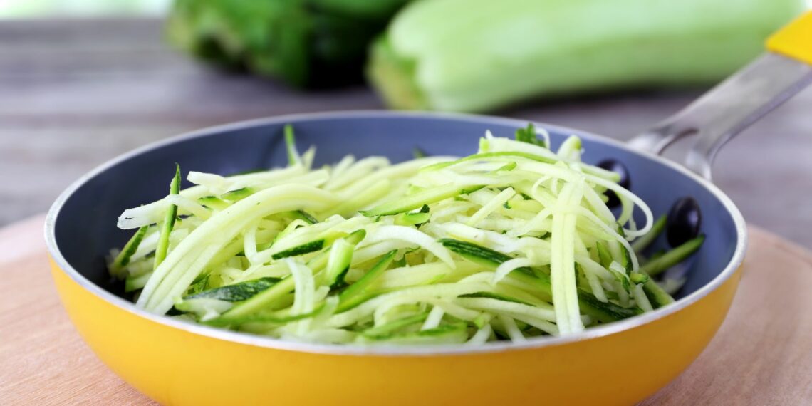 Вітамінні салати з сирими кабачками