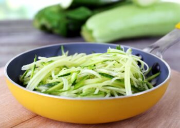 Вітамінні салати з сирими кабачками