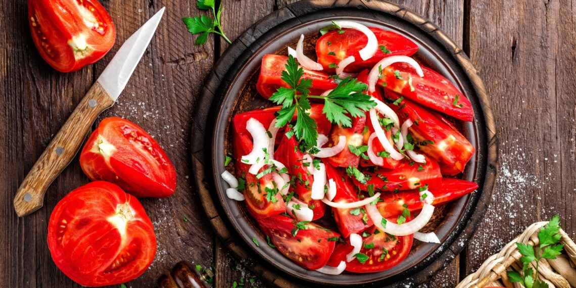 Пікантна закуска з помідорів та цибулі