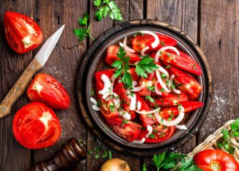 Пікантна закуска з помідорів та цибулі