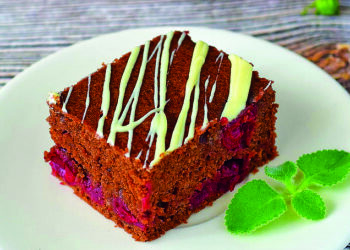 Шоколад і вишня — пісний пиріг для гурманів