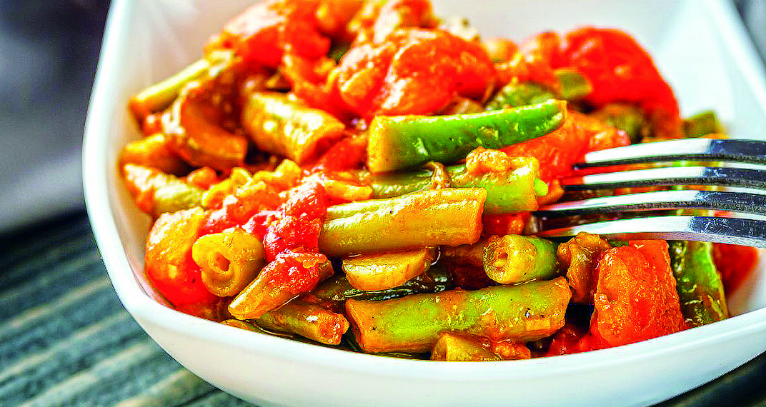 Спаржева квасоля з цибулею і томатами