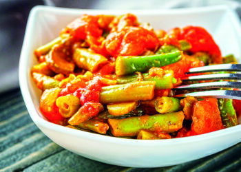 Спаржева квасоля з цибулею і томатами