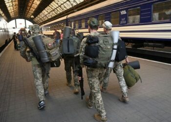 “Укрзалізниця” бронює квитки військовим