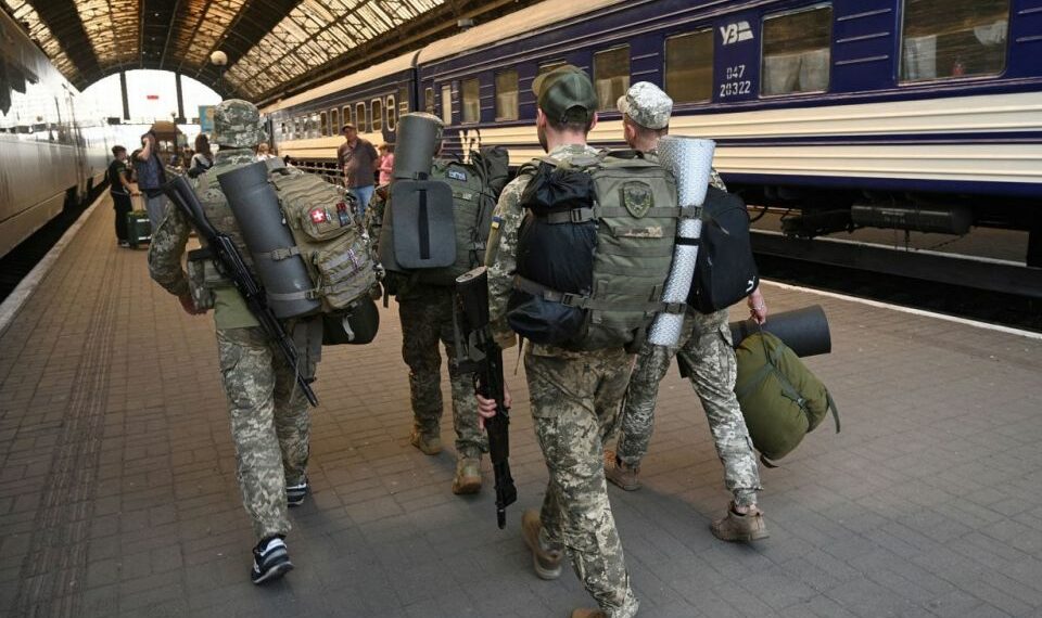 “Укрзалізниця” бронює квитки військовим