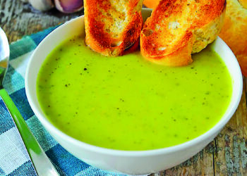 Смачний суп-пюре з цукіні з часниковими грінками
