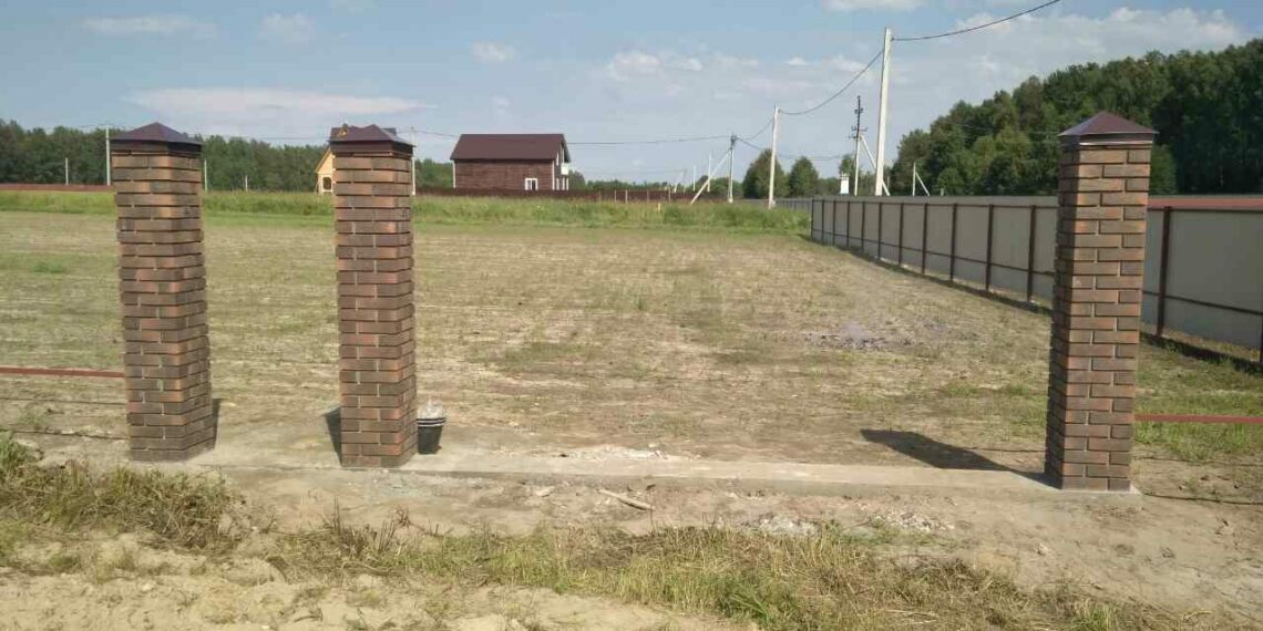 Стовпчики для паркана: який матеріал обрати?