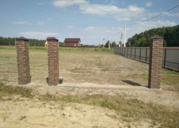 Стовпчики для паркана: який матеріал обрати?