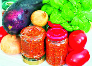 Смажені баклажани в пікантному овочевому маринаді