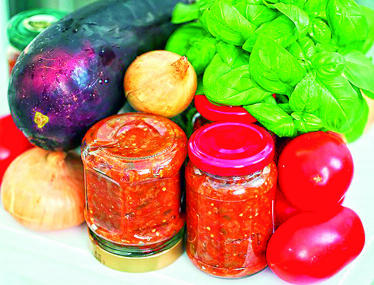 Смажені баклажани в пікантному овочевому маринаді